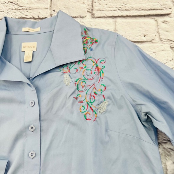 Chicos Embroidered Shirt Blouse Light Blue No Iron Size 1 Large Tunic Pockets - Picture 5 of 11